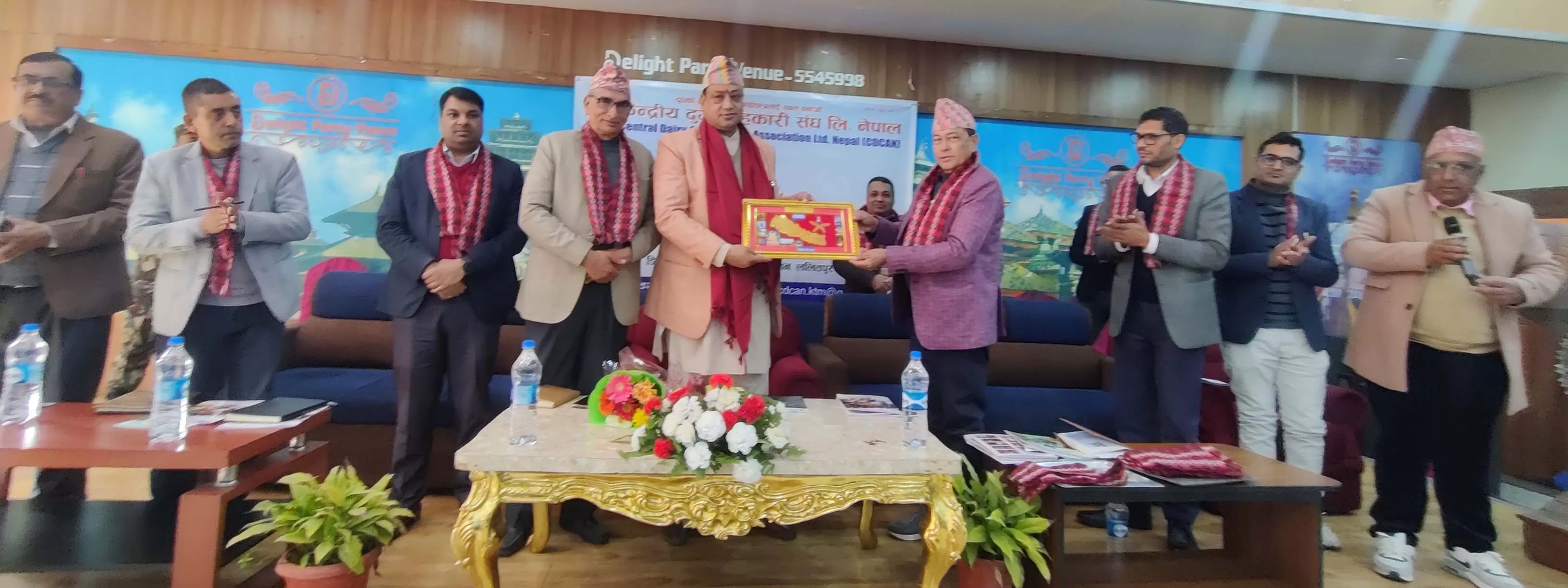 ३१ औं वार्षिक साधारणसभाका प्रमुख अतिथि बागमती प्रदेशका मुख्यमन्त्री ईन्द्र बहादुर बानियाँ ज्यूलाई मायाको चिनो हस्तान्तरण गर्नुहुँदै संघका अध्यक्ष अम्मर बहादुर कुँवर