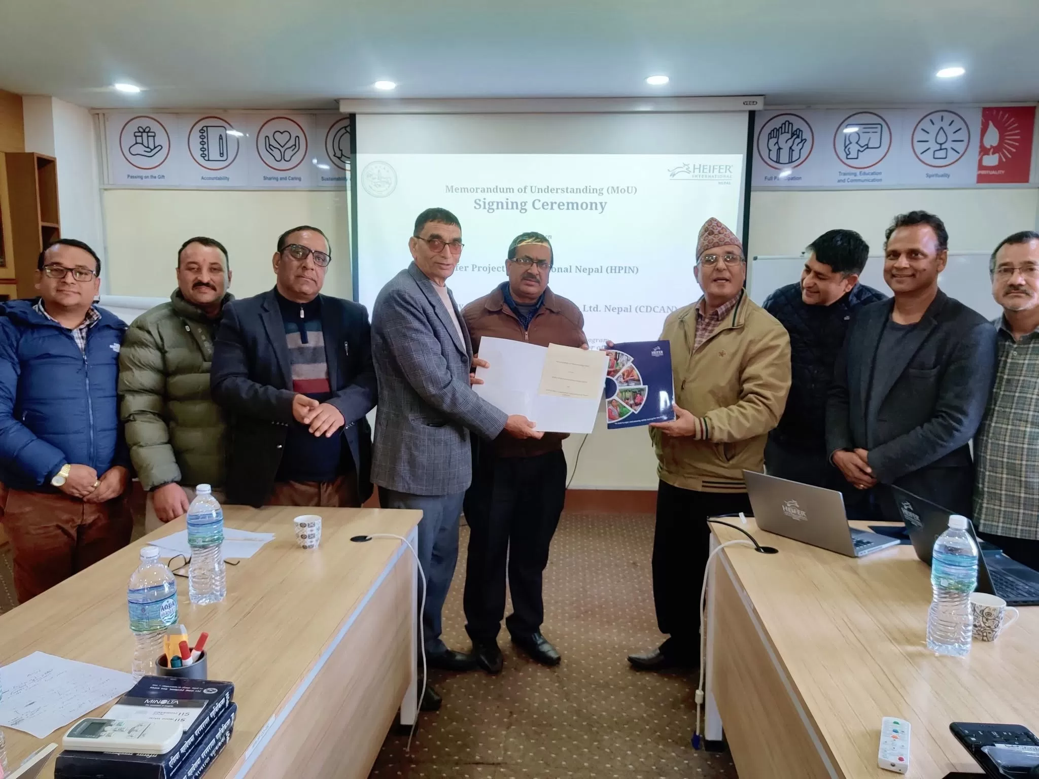 हेफर प्रोजेक्ट इन्टरनेशनल नेपाल र केन्द्रीय दुग्ध सहकारी संघ लिमिटेड नेपालबीच मिल्की वे कार्यक्रम कार्यान्वयन सम्झौताको झलक ।